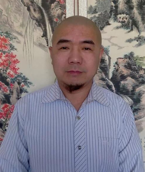 何江熊,现为海内外名人名企交流协会艺术顾问,字易